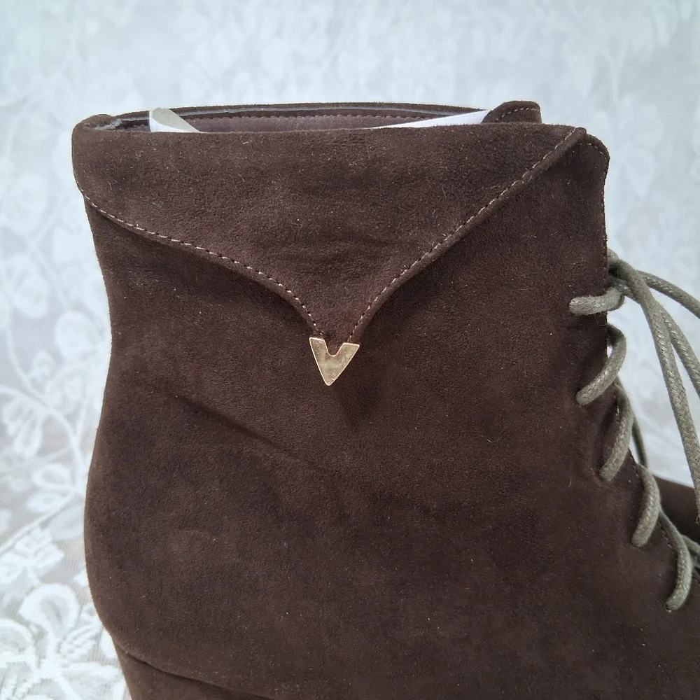 Hot In Hollywood Ankle Boots Chocolate Brown Suede Leatherette Gold Accents Sz 8